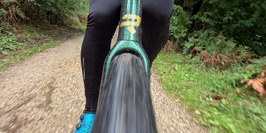 Daniel Lambertz beim Gravel-Training auf einer Schotterstrecke