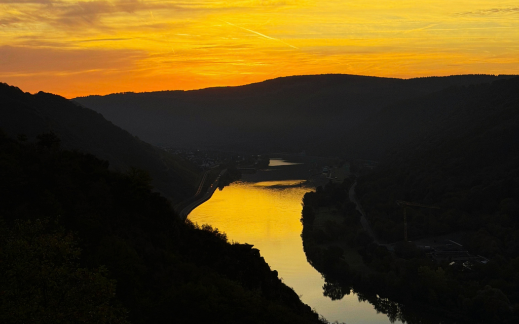 Blick auf die Mosel bei Cochem im Licht des Sonnenaufgangs